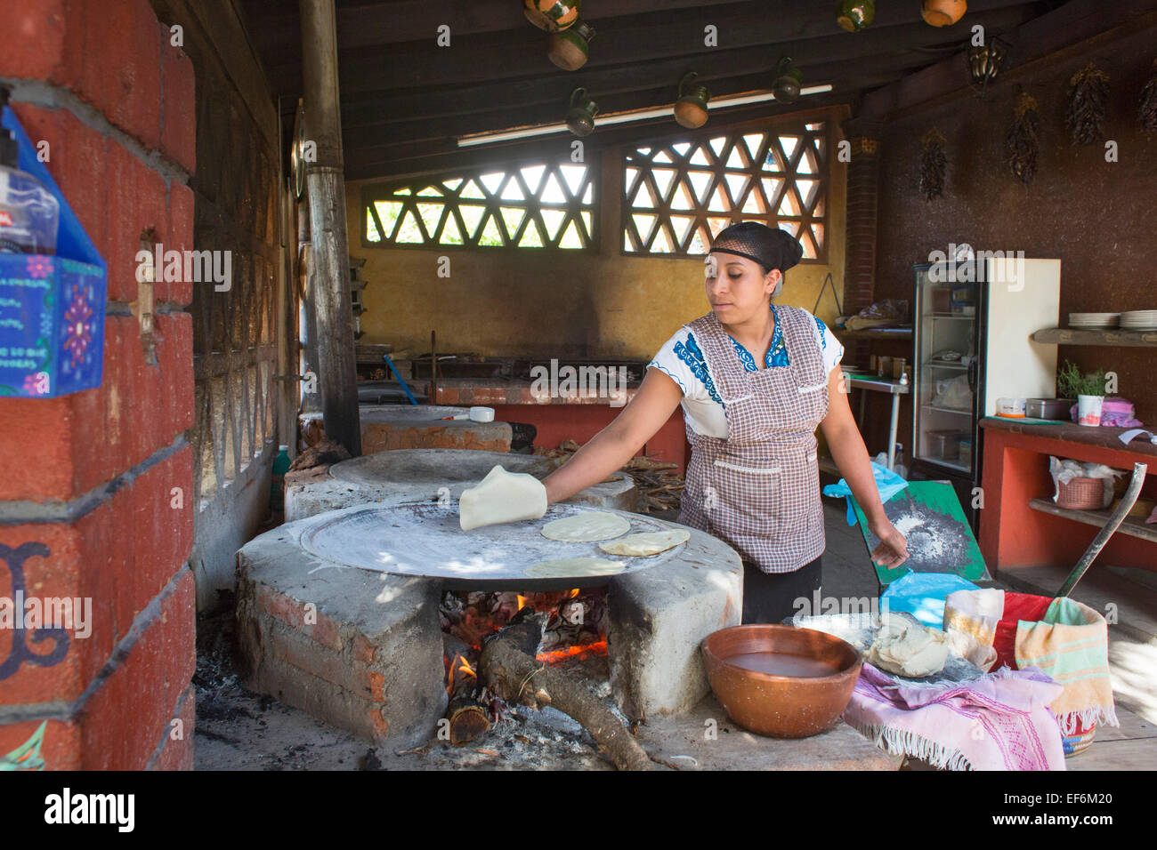 San Martín Tilcajete, Oaxaca, Mexique - un travailleur fait les tortillas sur un feu de bois au Restaurant Azucena Zapoteca. Banque D'Images