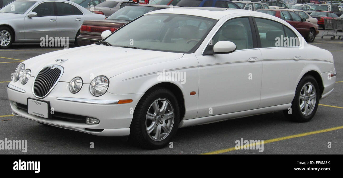 La Jaguar S-type est une berline de luxe produite de 1999 à 2008, offrant un design raffiné et des performances avancées avec une gamme d'options de moteur, y compris des configurations V6 et V8. Banque D'Images