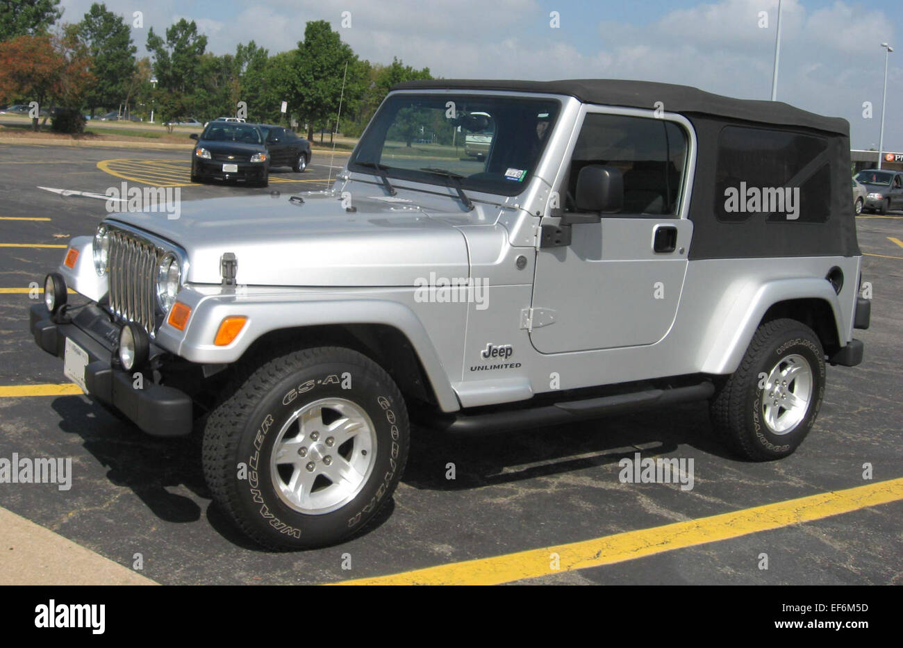 Le Jeep Wrangler Unlimited TJ est une version quatre portes du Jeep Wrangler classique, connu pour ses capacités hors route robustes. Avec un habitacle spacieux, ce modèle offre une capacité accrue pour les passagers et le chargement tout en conservant le design emblématique de Jeep et les performances hors route. Le TJ Unlimited est idéal pour ceux qui recherchent à la fois aventure et praticité dans un SUV polyvalent. Banque D'Images