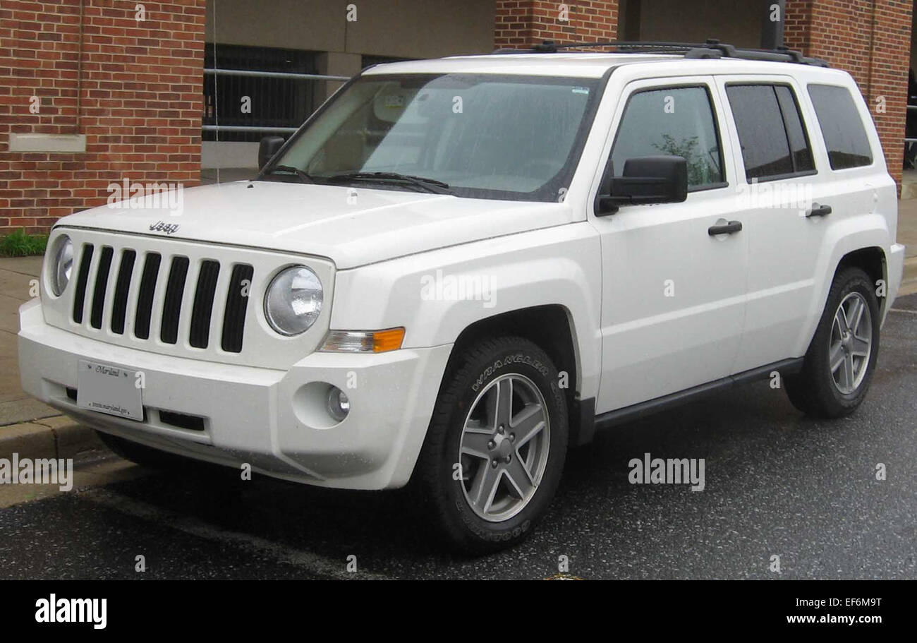 Le Jeep Patriot, un VUS compact lancé au milieu des années 2000, est connu pour sa conception robuste et ses capacités hors route. Il offre une option pratique et abordable pour ceux qui recherchent l'aventure. Banque D'Images