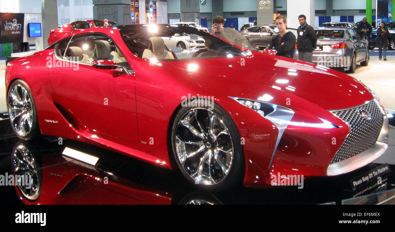 Le prototype Lexus LF-LC 2012 est un coupé sport de luxe au design futuriste, doté de la technologie hybride et de caractéristiques avancées, prévisualisant la direction de Lexus pour les véhicules haute performance. Banque D'Images