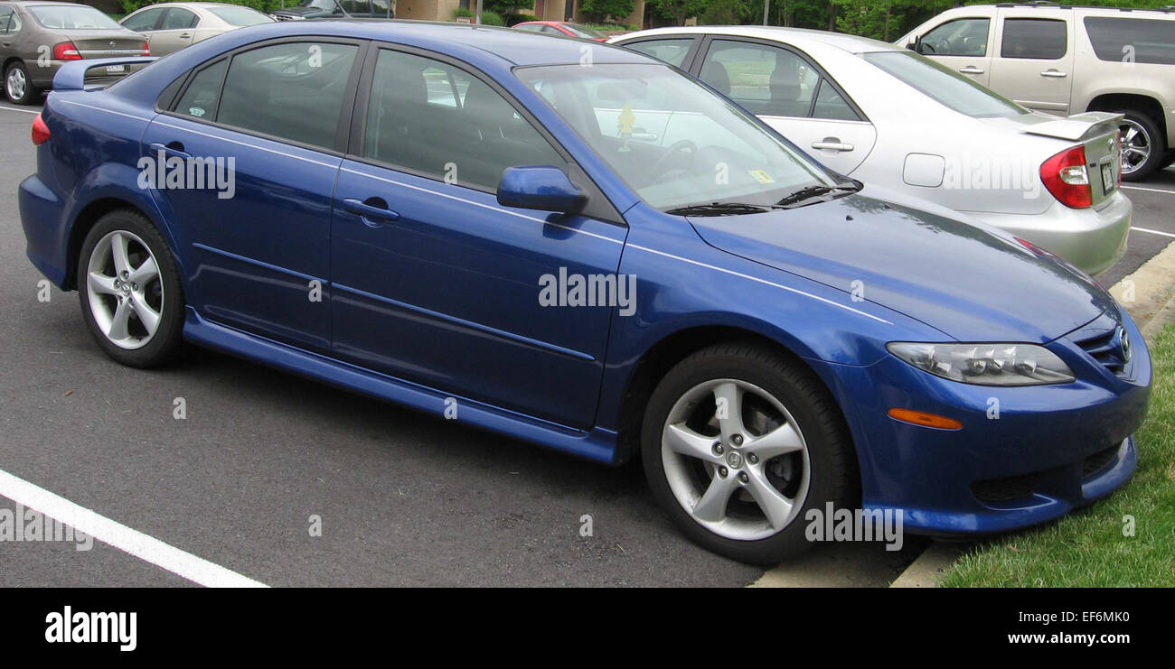 La Mazda6 à hayon est une voiture intermédiaire offrant un style sportif, un espace utilitaire spacieux et une maniabilité nerveuse. Reconnu pour son mélange de praticité et de performance, il offre une expérience de conduite dynamique. Banque D'Images
