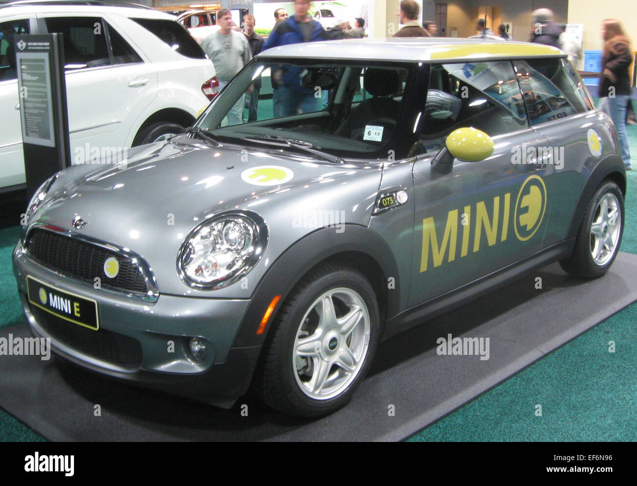 La Mini E 2010 est un véhicule électrique qui offre une alternative écologique aux voitures traditionnelles à essence. Propulsée par un moteur électrique, la Mini E offre une expérience de conduite unique avec un couple instantané et une conduite silencieuse. Son design compact le rend idéal pour la conduite urbaine tout en réduisant les émissions de carbone. Banque D'Images