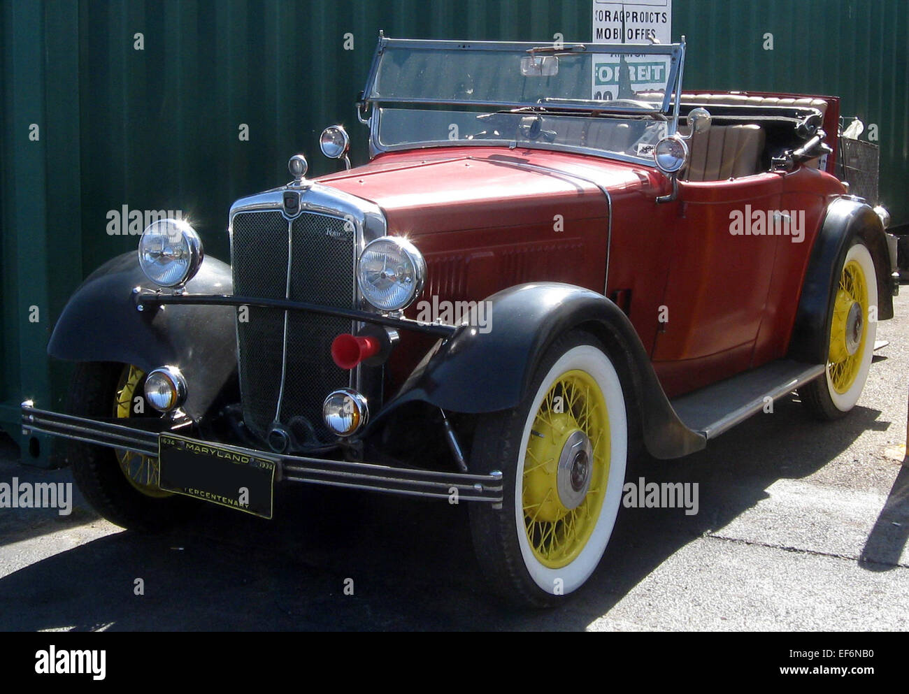 La Morris Ten four est une automobile britannique produite à la fin des années 1930 Connue pour sa carrosserie berline quatre portes et son moteur quatre cylindres de 1,3 l, la Ten four offrait une solution pratique et économique pour les familles. Il comportait un design simple et une performance fiable, devenant un choix populaire en son temps. Banque D'Images