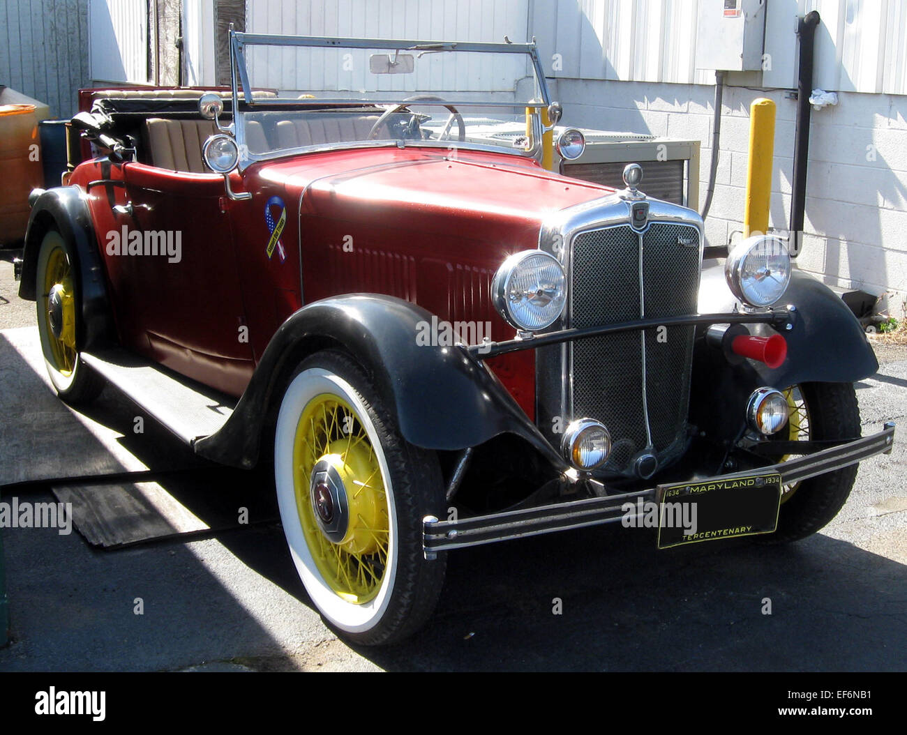 La Morris Ten four est une berline compacte produite par le constructeur automobile britannique Morris Motors de 1932 à 1948. Propulsé par un moteur de 1,1 l, il était populaire pour son prix abordable, sa fiabilité et sa facilité d'utilisation. La Ten four a souvent été utilisée comme voiture familiale et est connue pour son design simple et fonctionnel. Banque D'Images