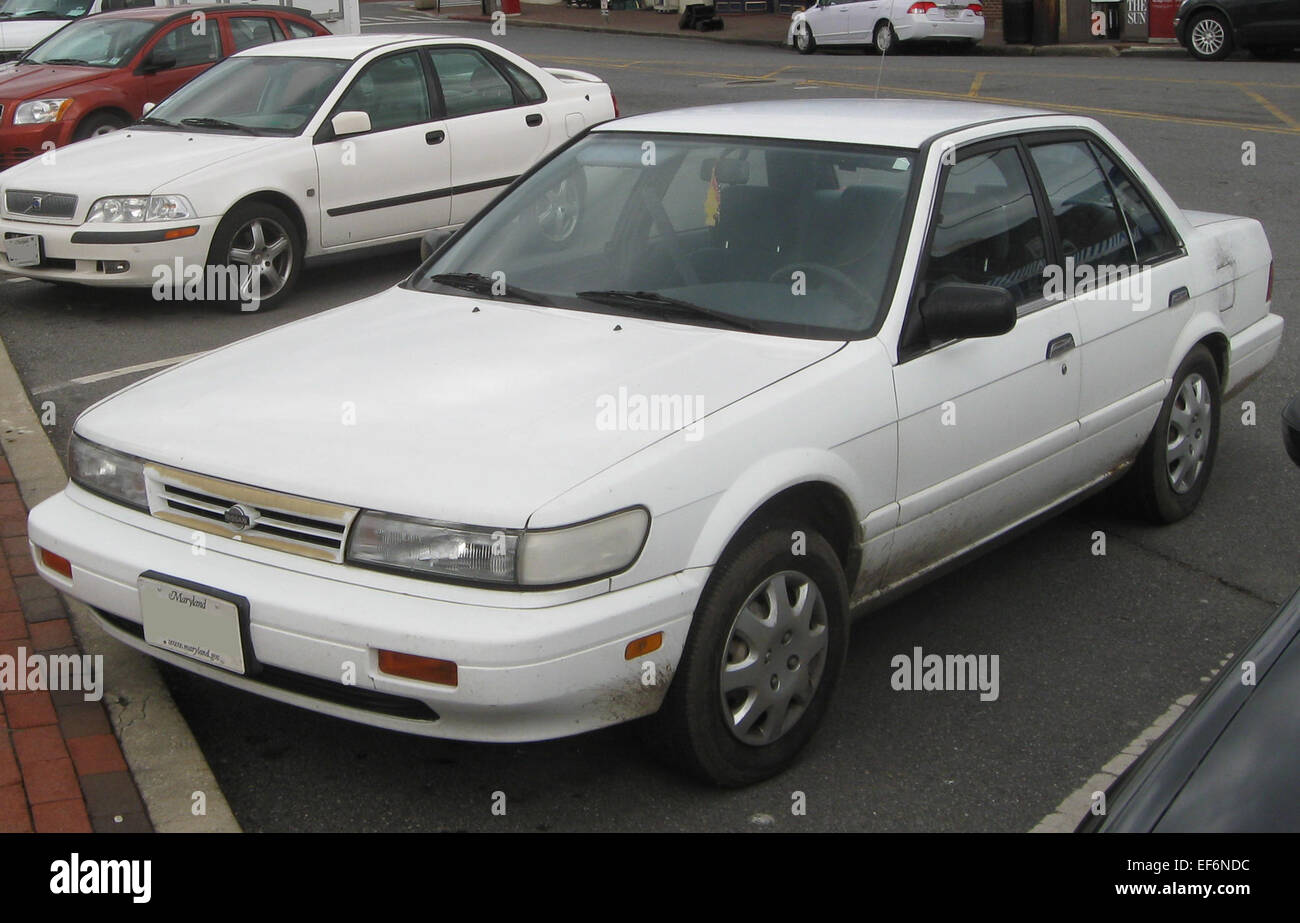 La Nissan Stanza (2001-2010) est une berline compacte connue pour son prix abordable et sa commodité. Avec un moteur 4 cylindres de 2,0 litres, il offre une conduite confortable et efficace. La strophe était une option fiable et économique pour les navetteurs et les petites familles à la recherche d'un véhicule simple et sans fioritures. Banque D'Images