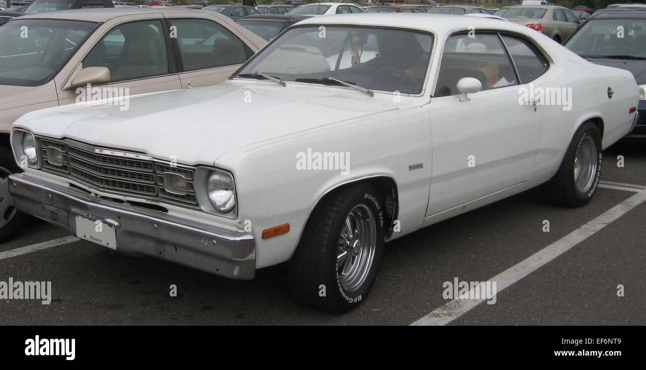 La Plymouth Duster, produite de 1970 à 1976, est une voiture musculaire compacte connue pour ses performances sportives et son style agressif. Il était disponible avec une gamme de moteurs, y compris un V8 de 340 produisant 275 chevaux, ce qui en faisait un choix populaire parmi les amateurs de performance. Banque D'Images