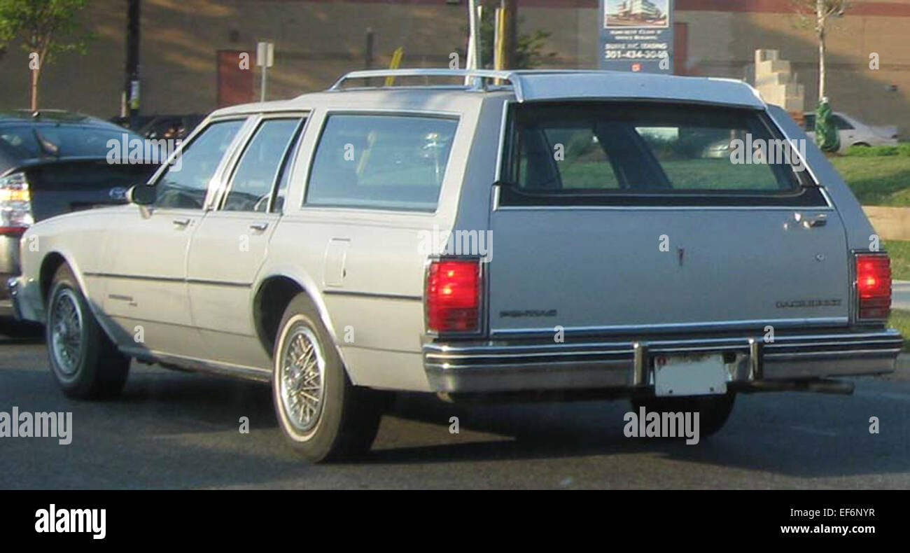 La familiale Parisienne de Pontiac est une familiale pleine grandeur reconnue pour son habitacle spacieux, son design classique et son confort de conduite. Il offre un grand espace utilitaire et une expérience de conduite fluide, ce qui en fait une excellente option pour les familles et les voyages en voiture. Banque D'Images