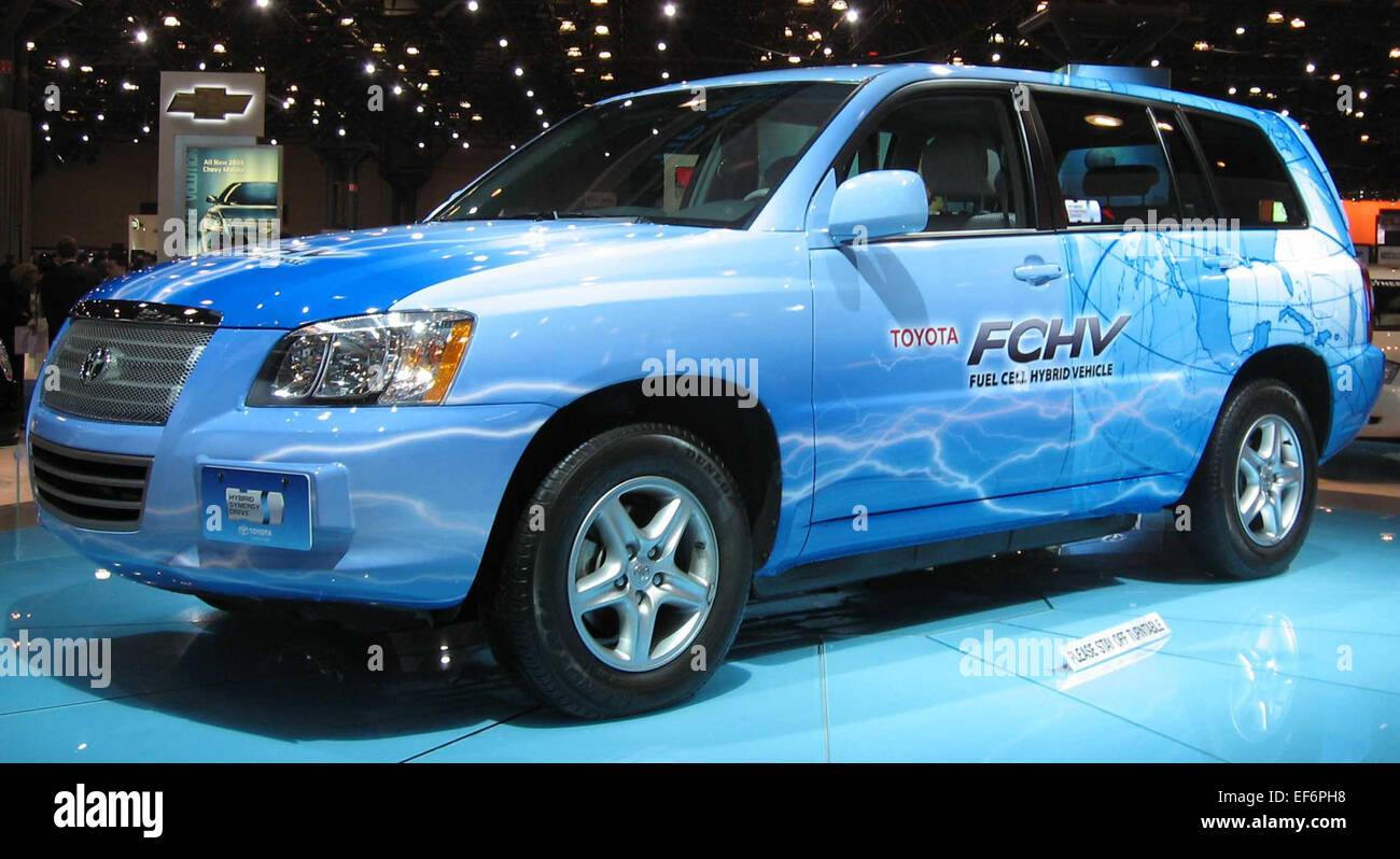 Le Toyota Highlander FCHV est un véhicule à pile à hydrogène conçu pour une conduite écologique. Il combine la technologie hybride de Toyota avec un groupe motopropulseur à hydrogène, offrant une alternative aux moteurs à essence traditionnels. Ce modèle met l'accent sur la durabilité et l'énergie propre tout en offrant une conduite confortable et des caractéristiques avancées. Banque D'Images