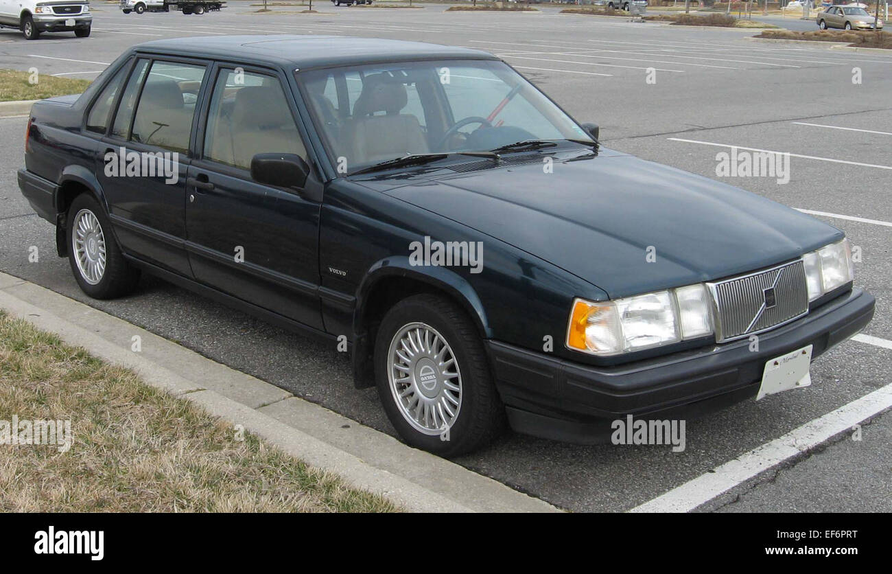La Volvo 940 Berline est une voiture de taille moyenne connue pour sa fiabilité, sa sécurité et son confort de conduite. Avec un intérieur spacieux et un design pratique, il offre des performances solides et une durabilité, ce qui en fait un choix populaire pour les familles. Banque D'Images