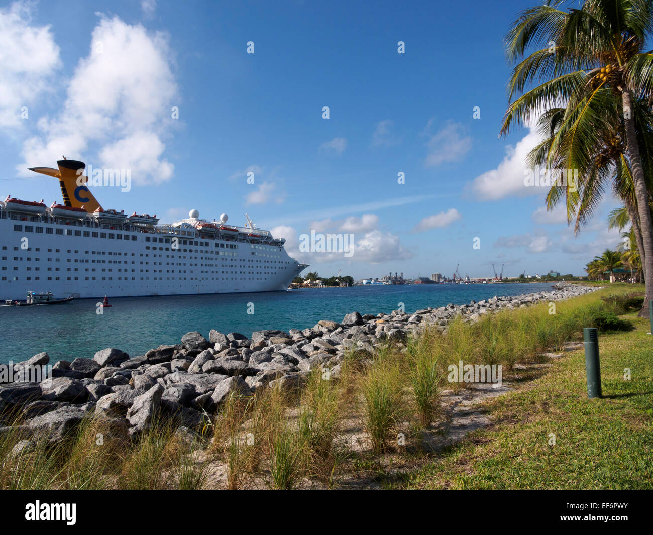 Bateau de croisière Grand Célébration arrive à Palm Beach Azur Plage Port Banque D'Images