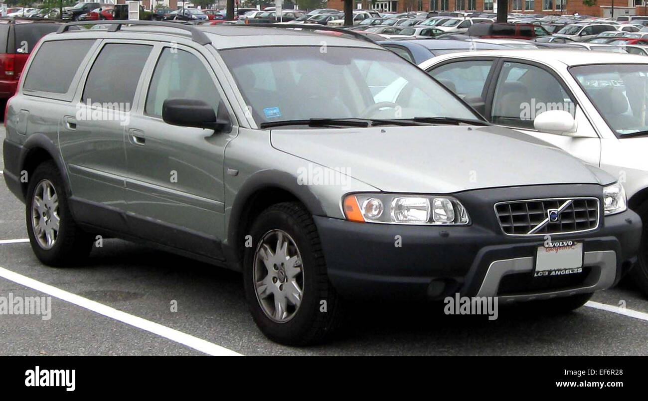 Le Volvo XC70 2009-2010 est un fourgon multisegment de luxe robuste et raffiné, doté de la transmission intégrale, d'un habitacle spacieux et de caractéristiques de sécurité avancées. Reconnu pour sa polyvalence, il combine l'utilité d'un VUS avec le confort d'une berline. Banque D'Images