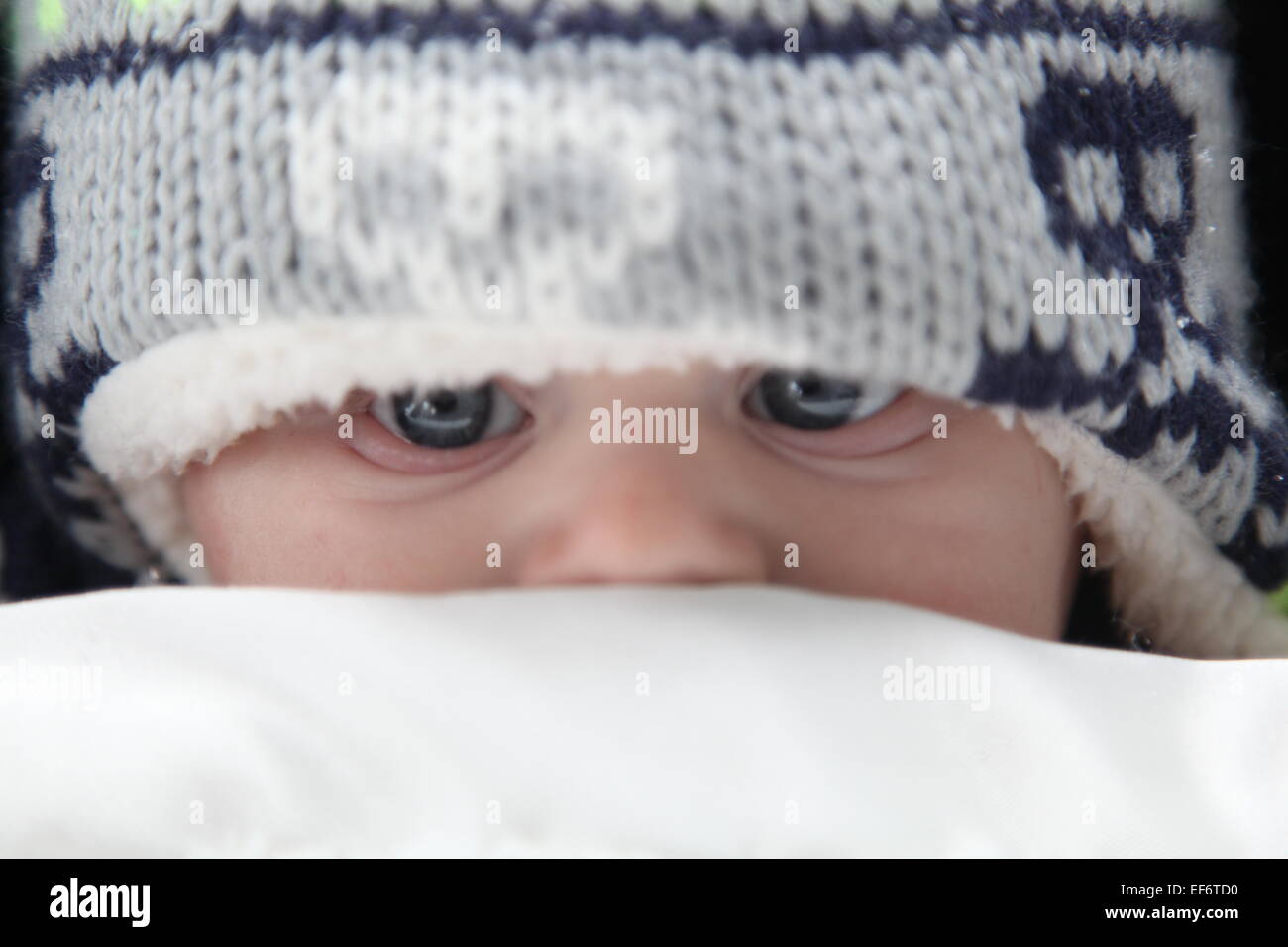 Baby Boy s'emmitoufler pour l'hiver avec une sucette Banque D'Images