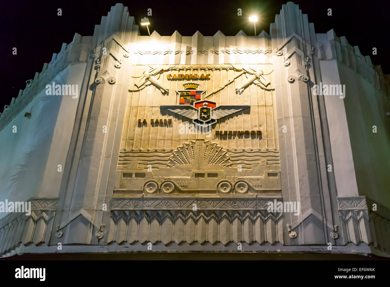 Cadillac Fleetwood historique La Salle chapiteau signer en bas-relief sur une façade Art déco le long du centre commercial de Lincoln Road à Miami Beach États-Unis Banque D'Images