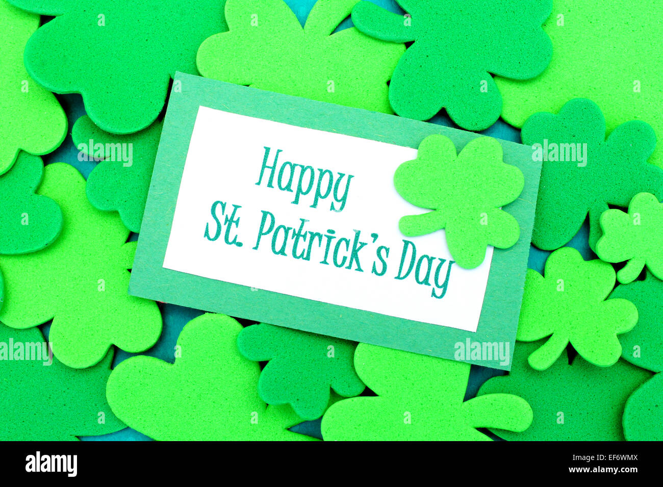 Heureux St Patricks Day tag sur Shamrock background Banque D'Images