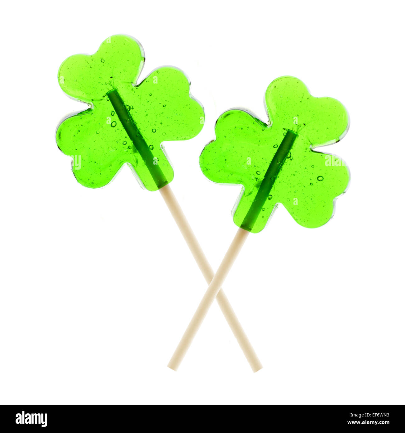 En forme de feuille de trèfle deux St Patricks Day lollipops isolated on white Banque D'Images