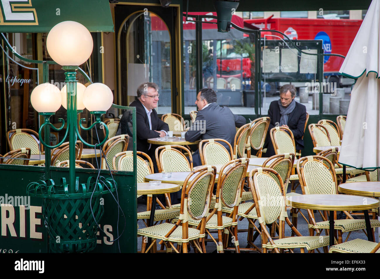 Tôt le matin, le café at sidewalk cafe, Paris, France Banque D'Images