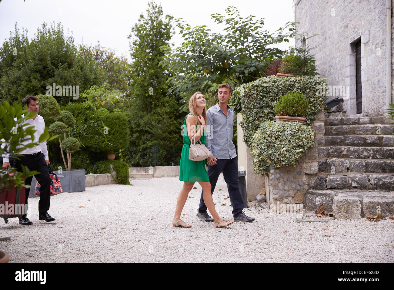 Couple arrivant à l'hôtel Banque D'Images