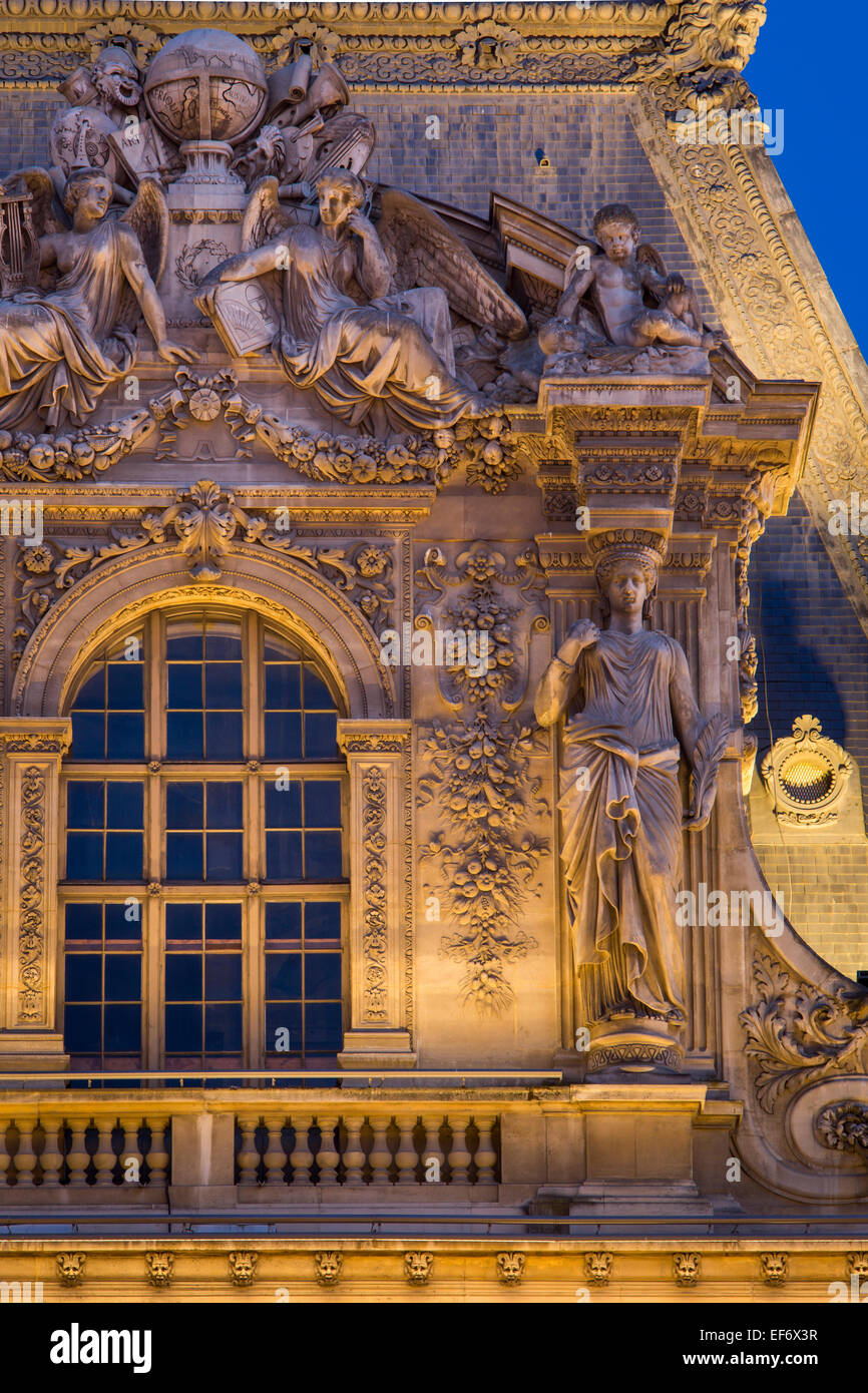 Toit orné de Musée du Louvre, Paris, France Banque D'Images