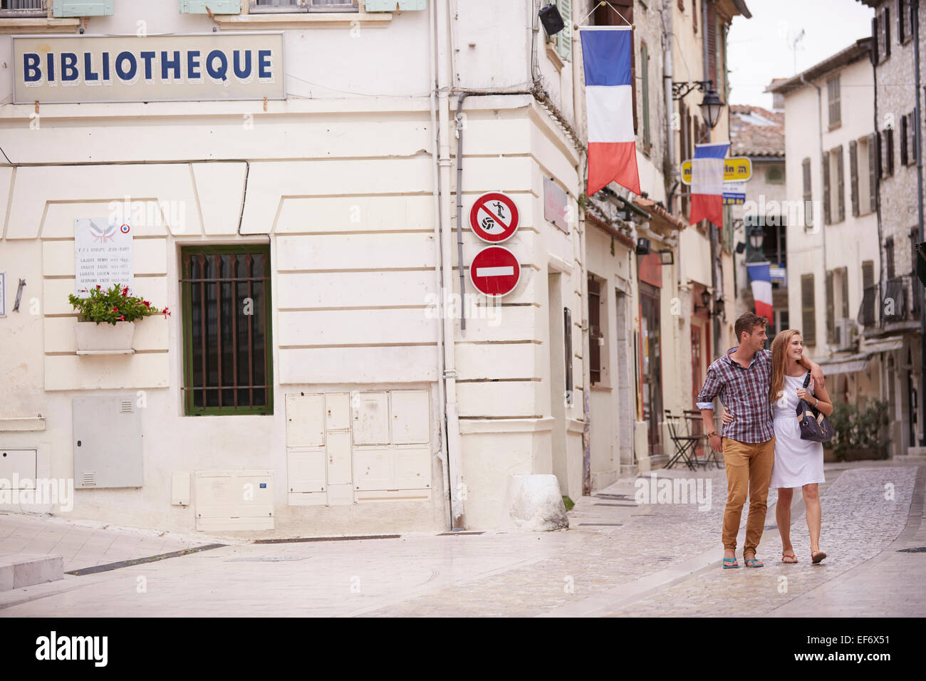 Jeune couple en vacances dans la ville de La Colle sur Loup dans le sud de la France . Banque D'Images