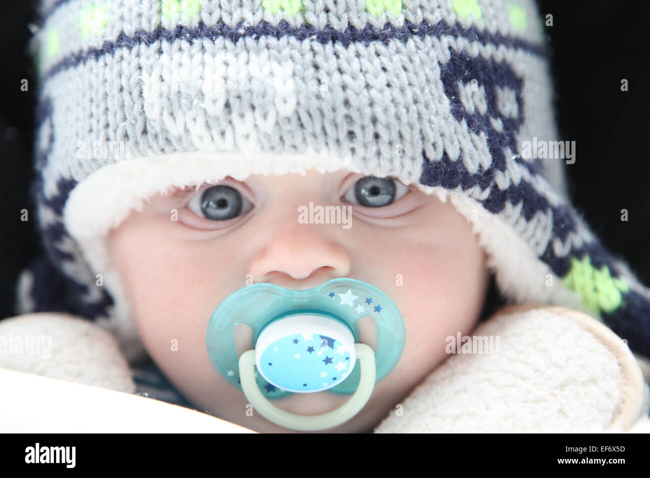 Caucasian baby emmitouflés pour l'hiver Banque D'Images