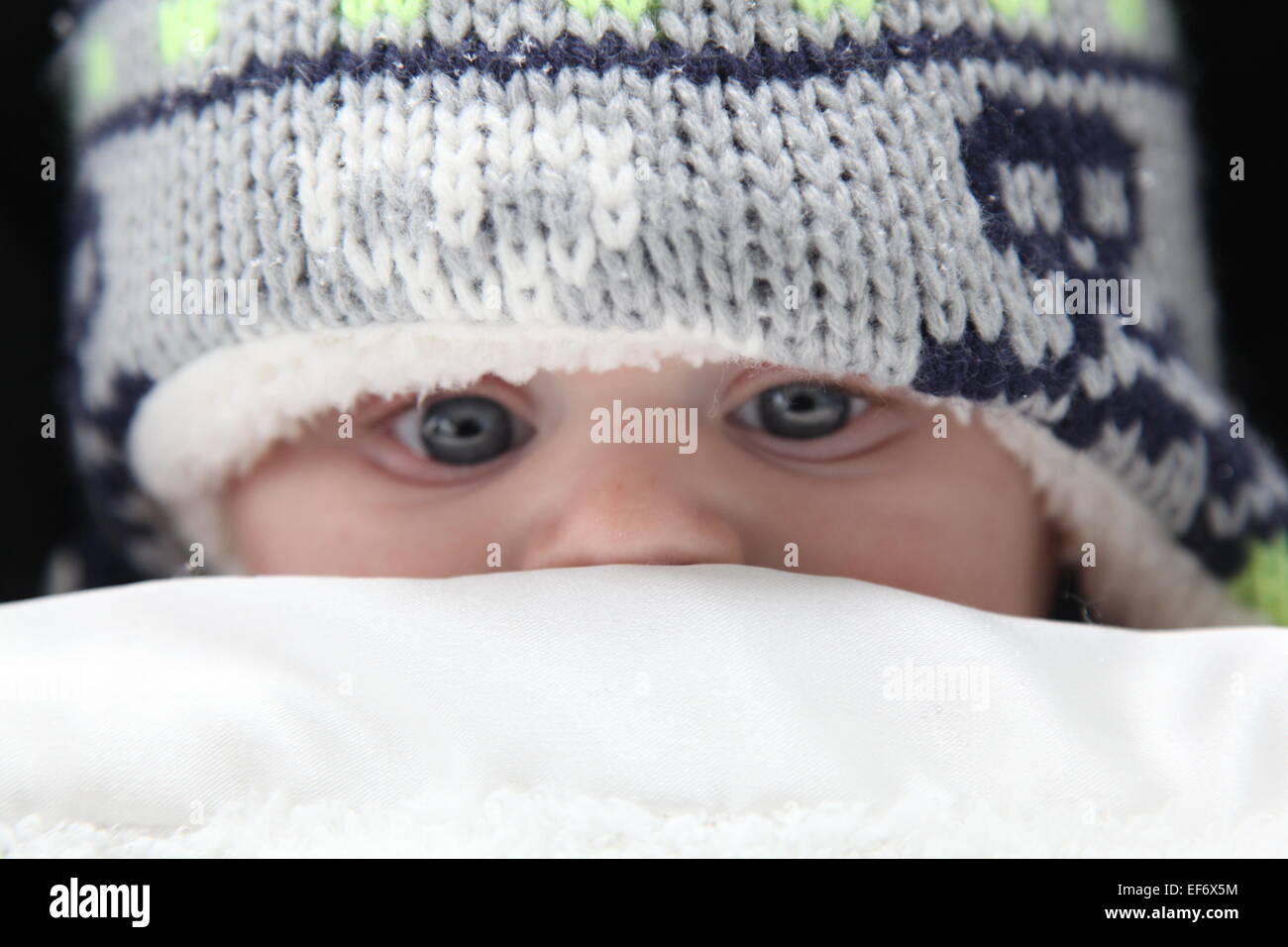 Caucasian baby emmitouflés pour l'hiver Banque D'Images