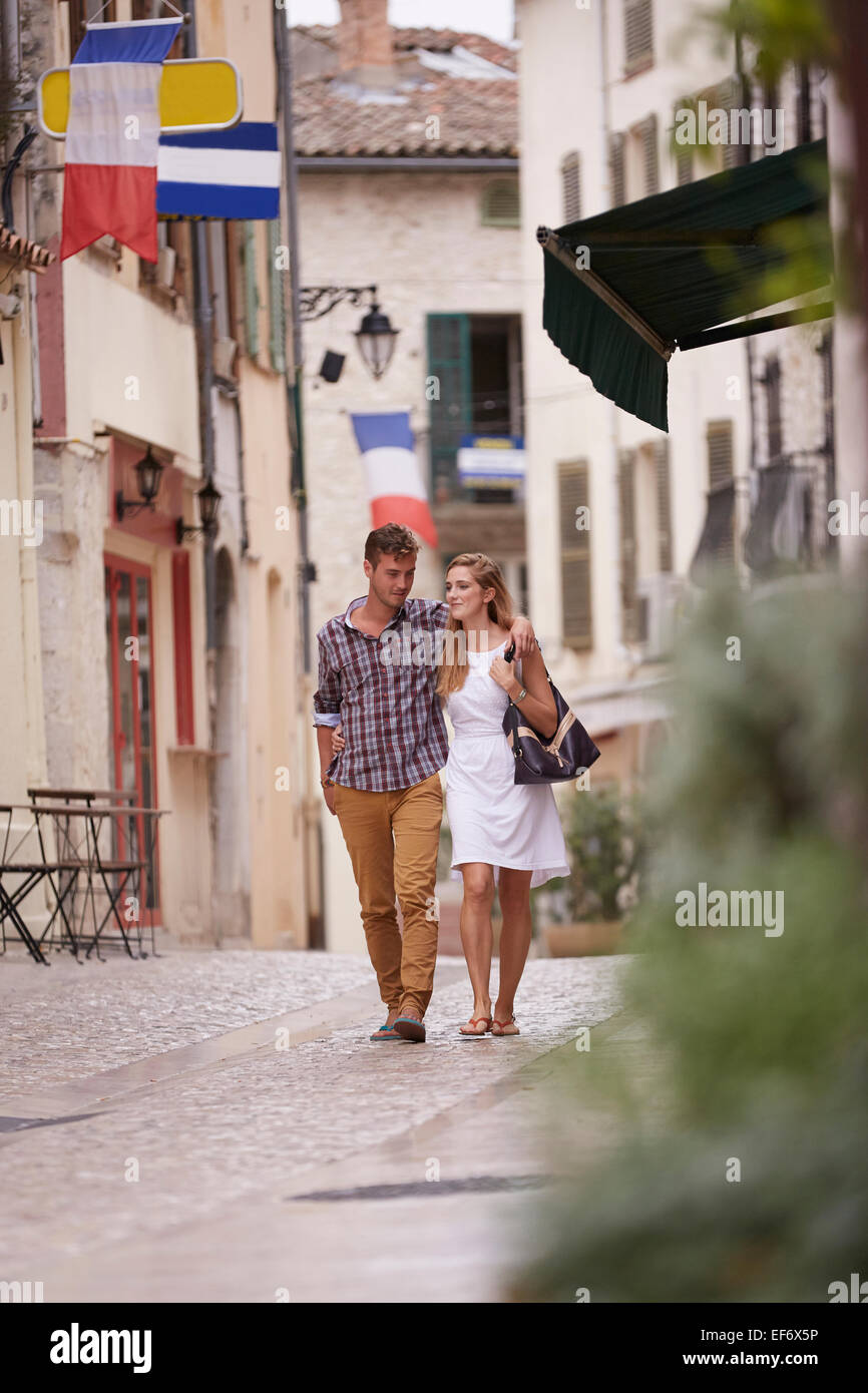 Jeune couple en vacances dans la ville de La Colle sur Loup dans le sud de la France . Banque D'Images