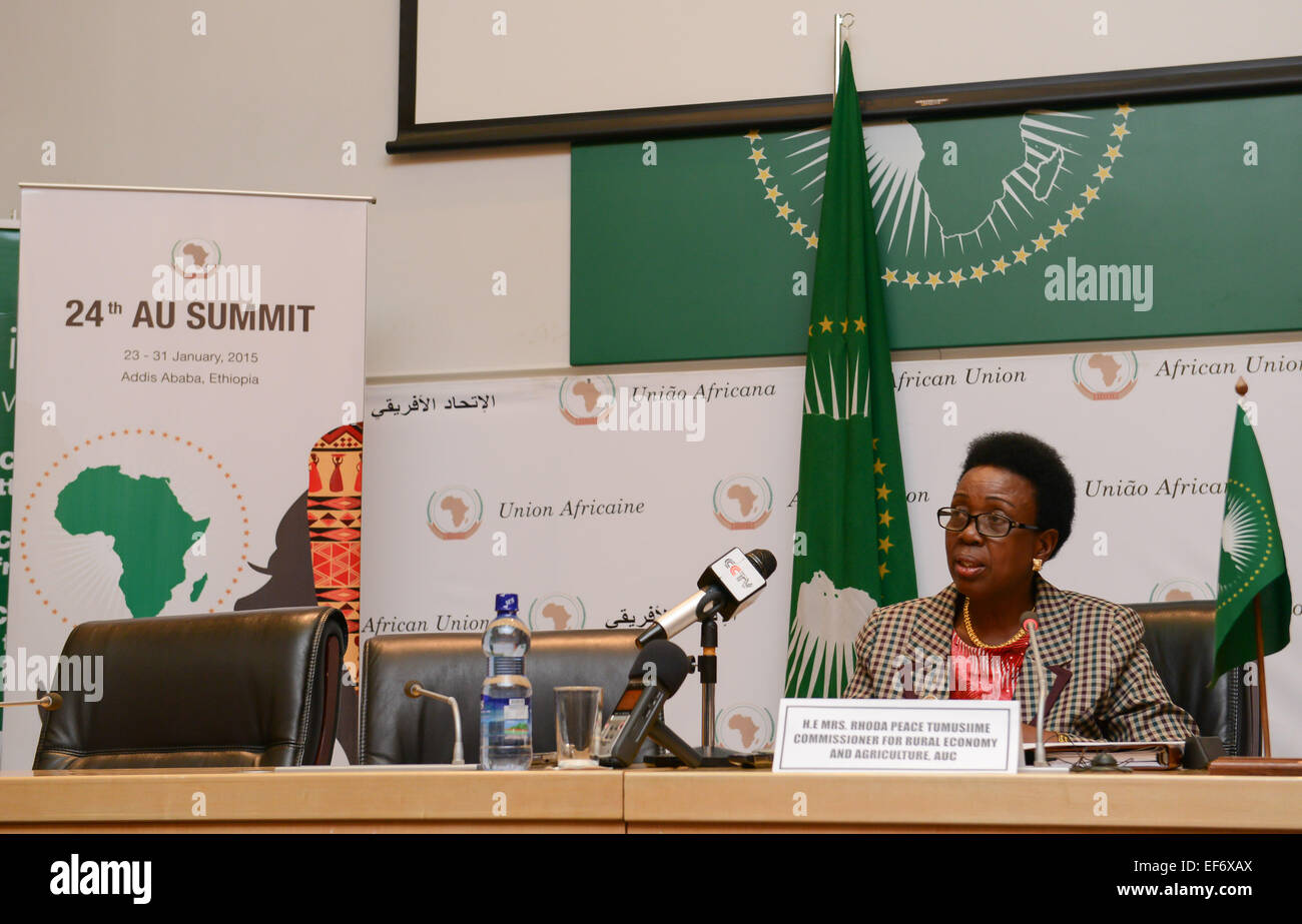 Addis Abeba, Ethiopie. 27 Jan, 2015. L'Union africaine (UA) Commissaire à l'économie rurale et l'agriculture, Rhoda Peace Tumusiime prend la parole lors d'une séance d'information au Siège de l'UA à Addis Abeba, capitale de l'Éthiopie, le 27 janvier 2015. Les États africains sont invités à faire plus d'efforts pour atténuer la faim et la pauvreté au moyen de la transformation de l'agriculture que la pauvreté a posé une menace importante sur la croissance économique du continent, Rhoda Peace Tumusiime a dit ici le mardi. Credit : Zhai Jianlan/Xinhua/Alamy Live News Banque D'Images