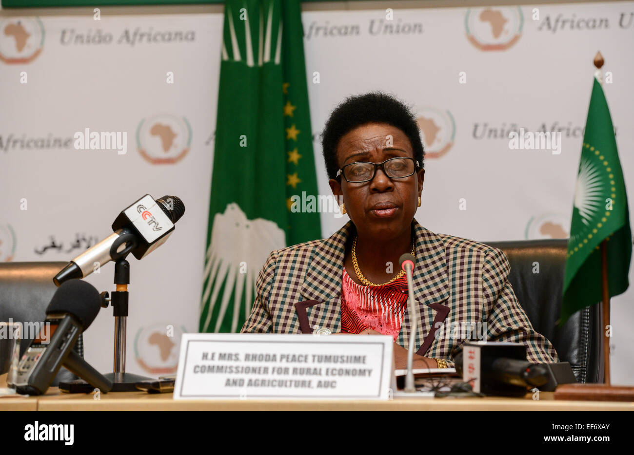 Addis Abeba, Ethiopie. 27 Jan, 2015. L'Union africaine (UA) Commissaire à l'économie rurale et l'agriculture, Rhoda Peace Tumusiime prend la parole lors d'une séance d'information au Siège de l'UA à Addis Abeba, capitale de l'Éthiopie, le 27 janvier 2015. Les États africains sont invités à faire plus d'efforts pour atténuer la faim et la pauvreté au moyen de la transformation de l'agriculture que la pauvreté a posé une menace importante sur la croissance économique du continent, Rhoda Peace Tumusiime a dit ici le mardi. Credit : Zhai Jianlan/Xinhua/Alamy Live News Banque D'Images