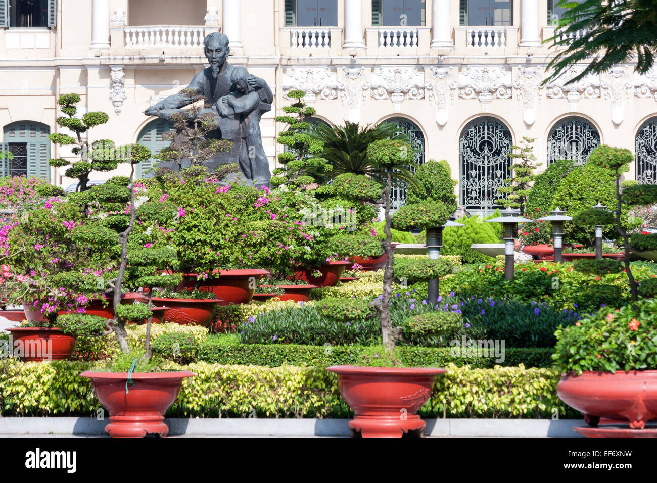 Statue de Ho Chi Minh en jardin à l'extérieur du bâtiment du Comité populaire de Ho Chi Minh Ville Banque D'Images