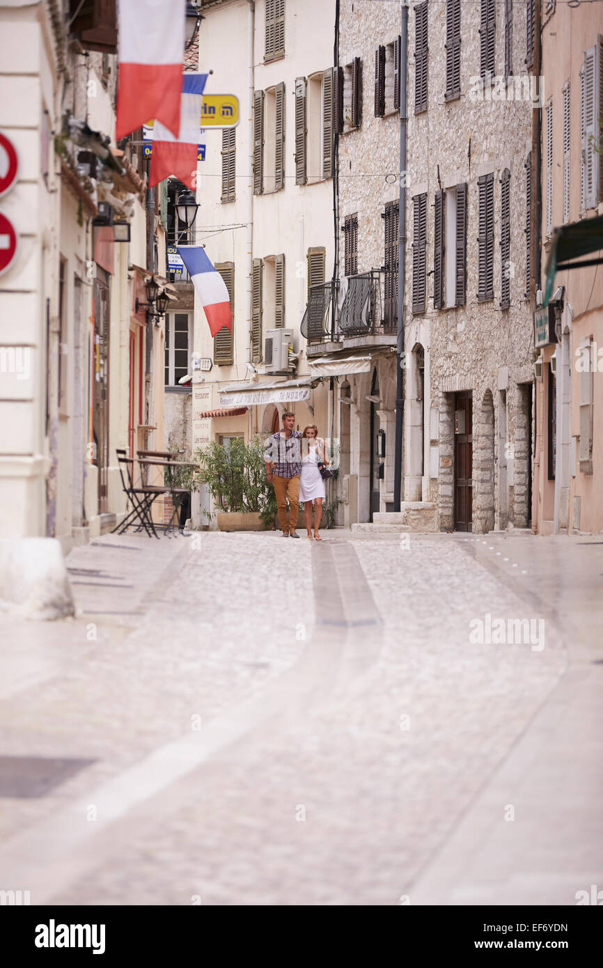 Jeune couple en vacances dans la ville de La Colle sur Loup dans le sud de la France . Banque D'Images