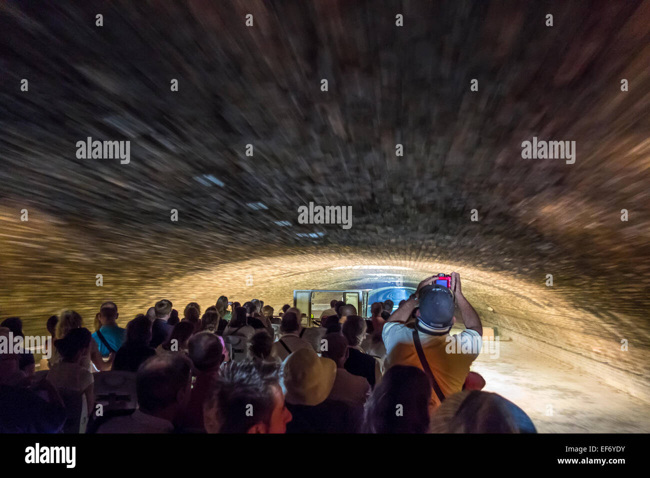 Paris Canal Saint Martin. Un bateau de croisière canal touristique dans le tunnel souterrain une partie du Canal St Martin Paris. Banque D'Images
