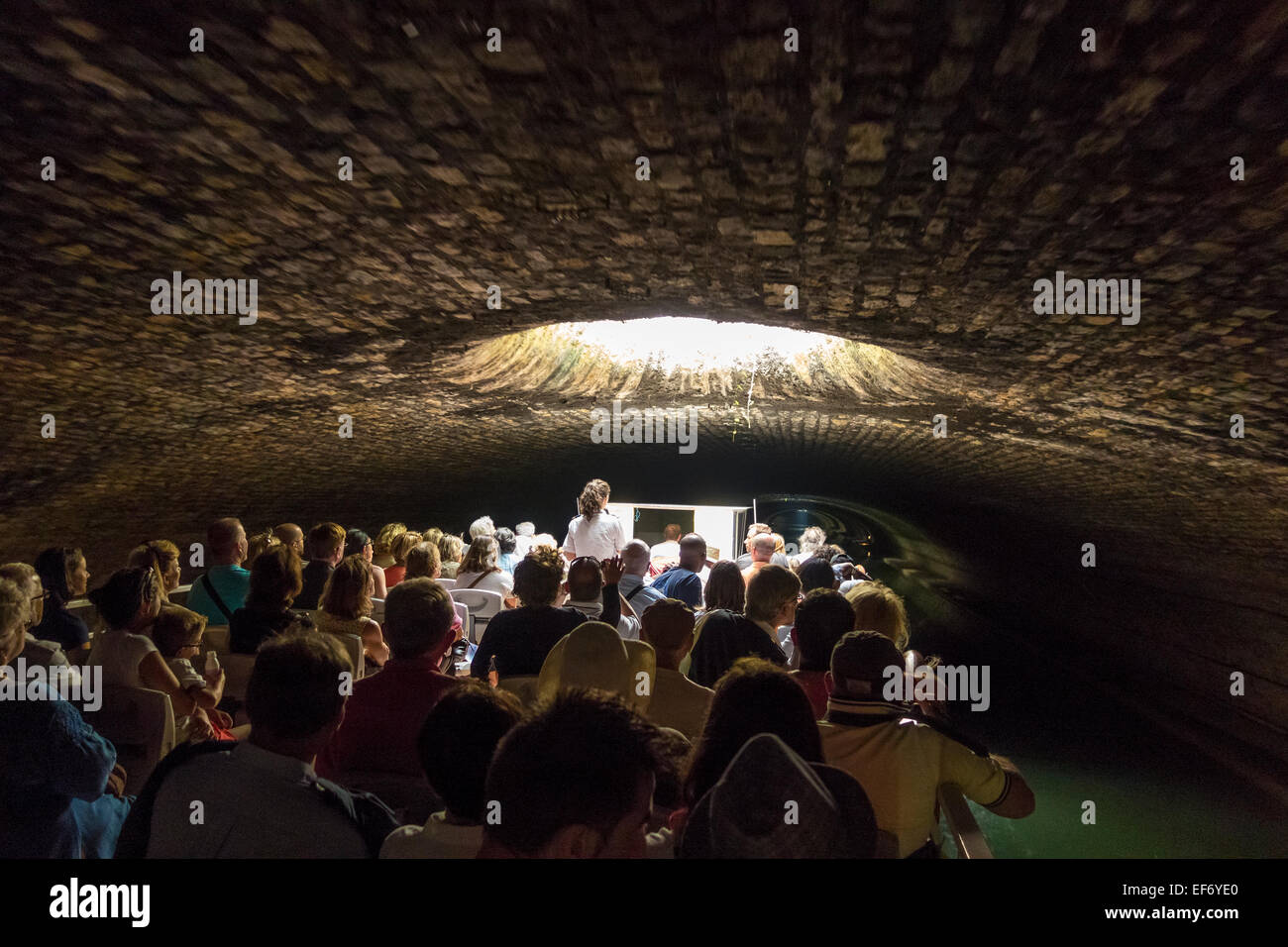 Paris Canal Saint Martin. Un bateau de croisière canal touristique dans le tunnel souterrain une partie du Canal St Martin Paris. Banque D'Images