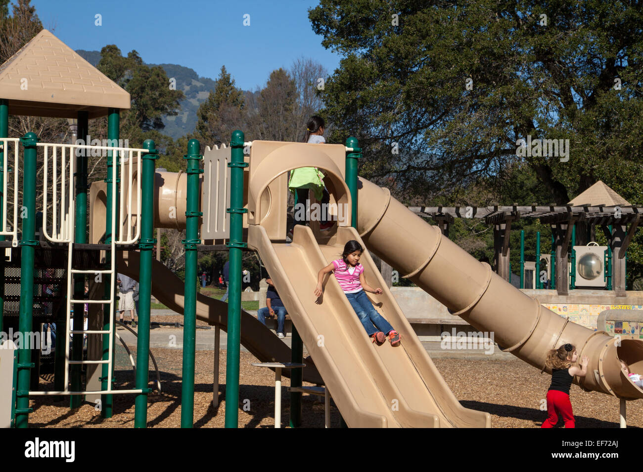 Les enfants latino jouer à Pioneer Park, Novato, Californie, USA Banque D'Images