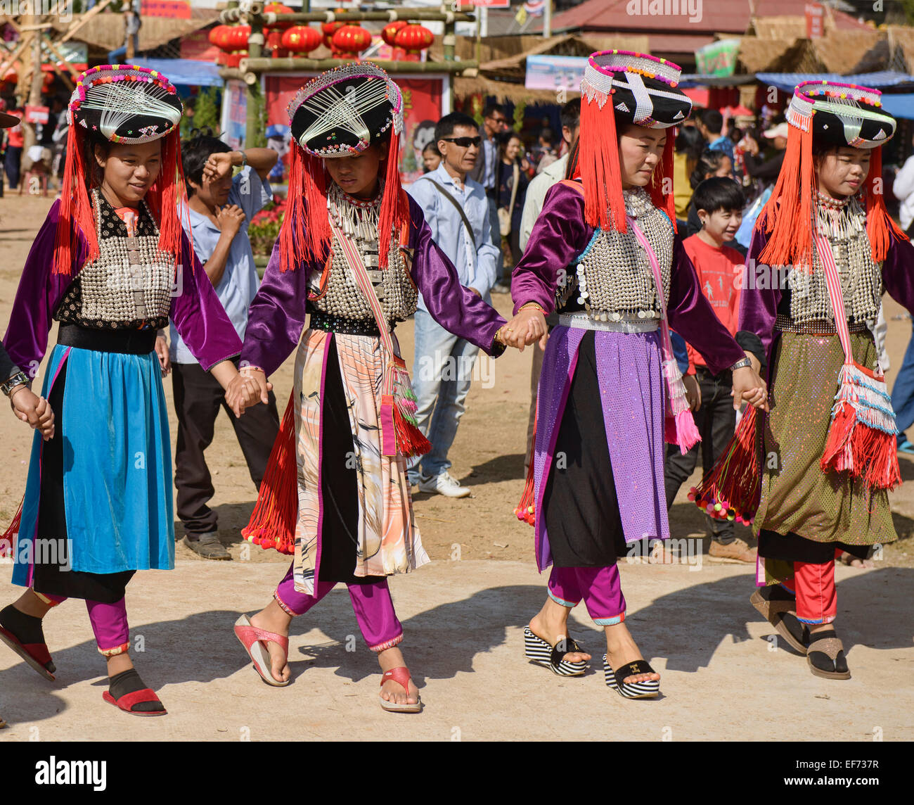 Les femmes Lisu dancing la Nouvelle Année festival à Mae Salong, province de Chiang Rai, Thaïlande Banque D'Images