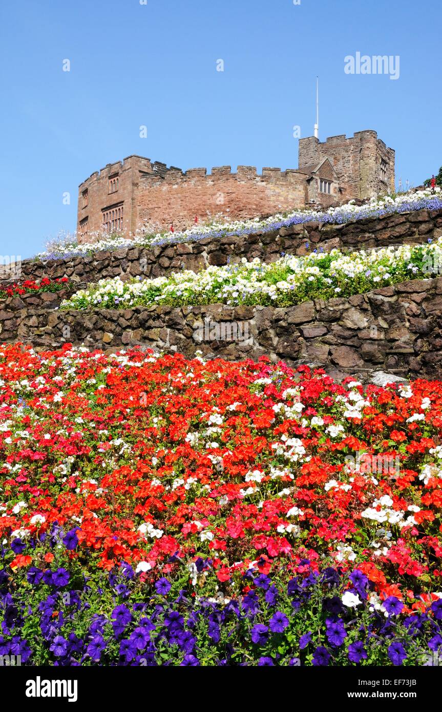 Vue sur le château et les jardins du château normand, Tamworth, Staffordshire, Angleterre, Royaume-Uni, Europe de l'Ouest. Banque D'Images