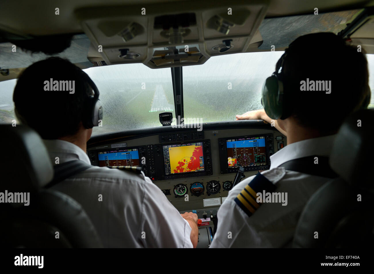 Poste de pilotage, l'atterrissage de l'avion dans la pluie, Simeulue, Indonésie Banque D'Images