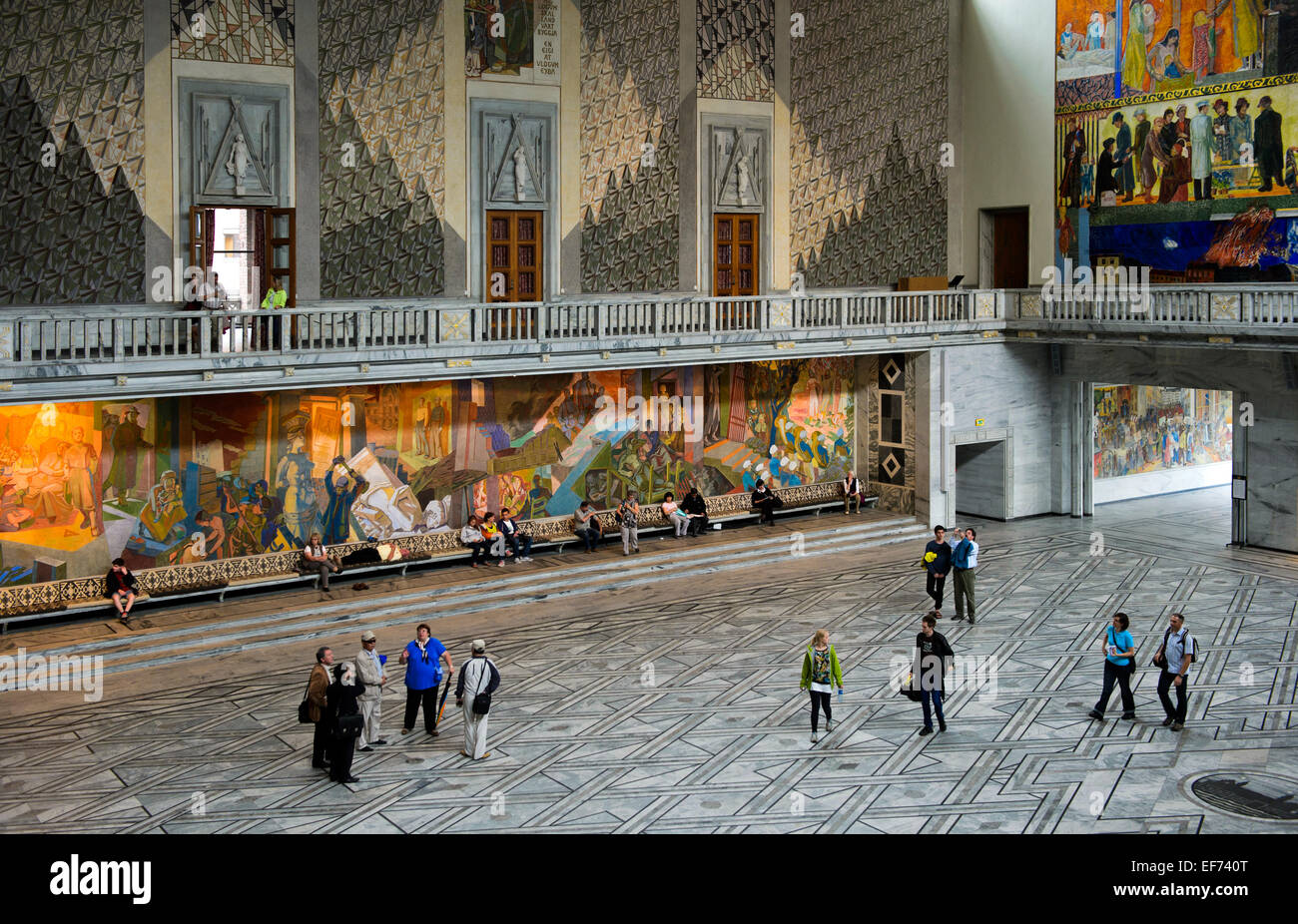 Les visiteurs qui cherchent à les peintures murales dans le hall principal de l'Hôtel de Ville d'Oslo, Oslo, Norvège Banque D'Images