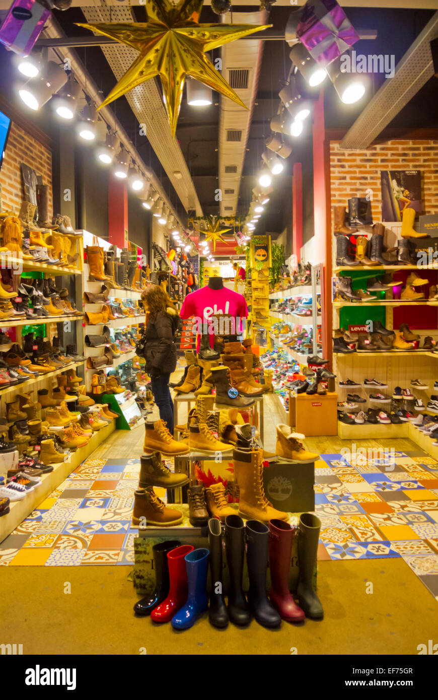Magasin de chaussures, la rue Calle Fuencarral, quartier Malasana, Madrid, Espagne Banque D'Images
