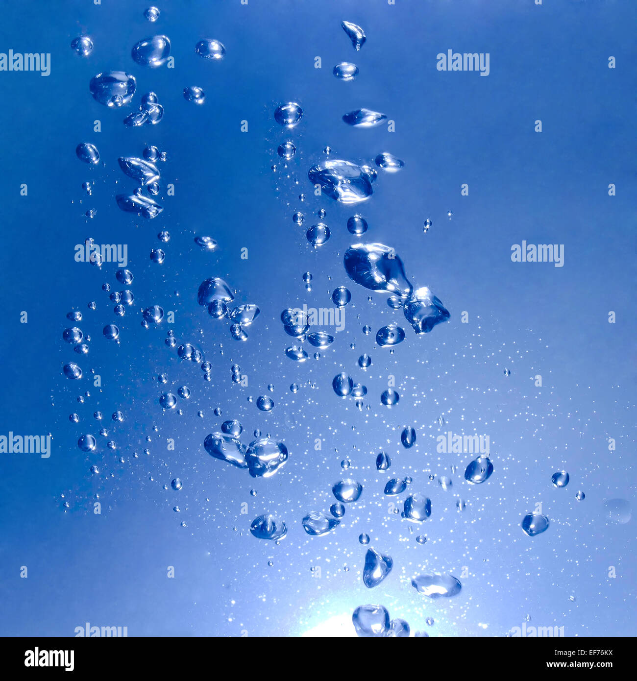 L'eau bleu avec bulles et gouttes d'arrière-plan Banque D'Images