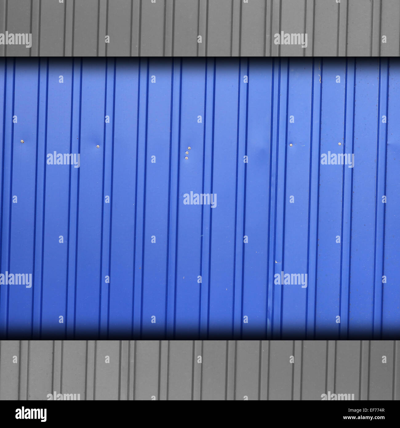 Clôture de fer bande bleue, mur à l'arrière-plan grunge abstrait tissu st Banque D'Images