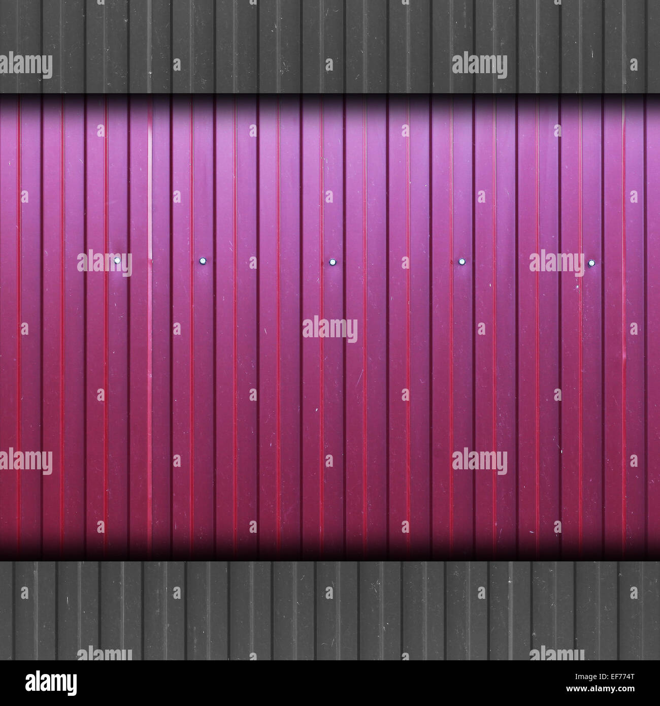 Clôture de fer une bande mauve tissu abstract grunge mur à l'arrière-plan Banque D'Images