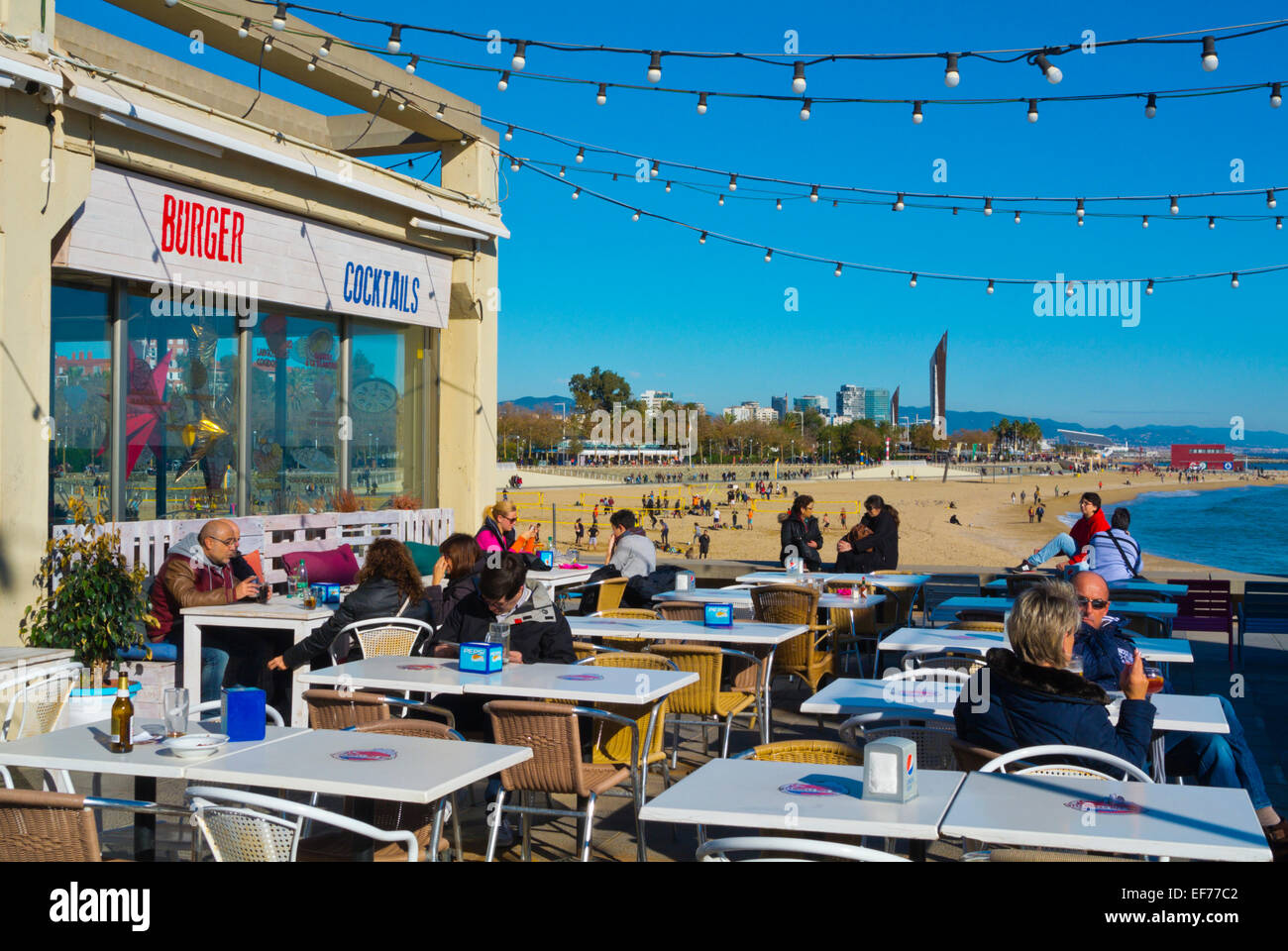 Cocktail et Hamburger restaurant, surplombant la plage de Nova Icaria, Port Olympique, Barcelone, Espagne Banque D'Images