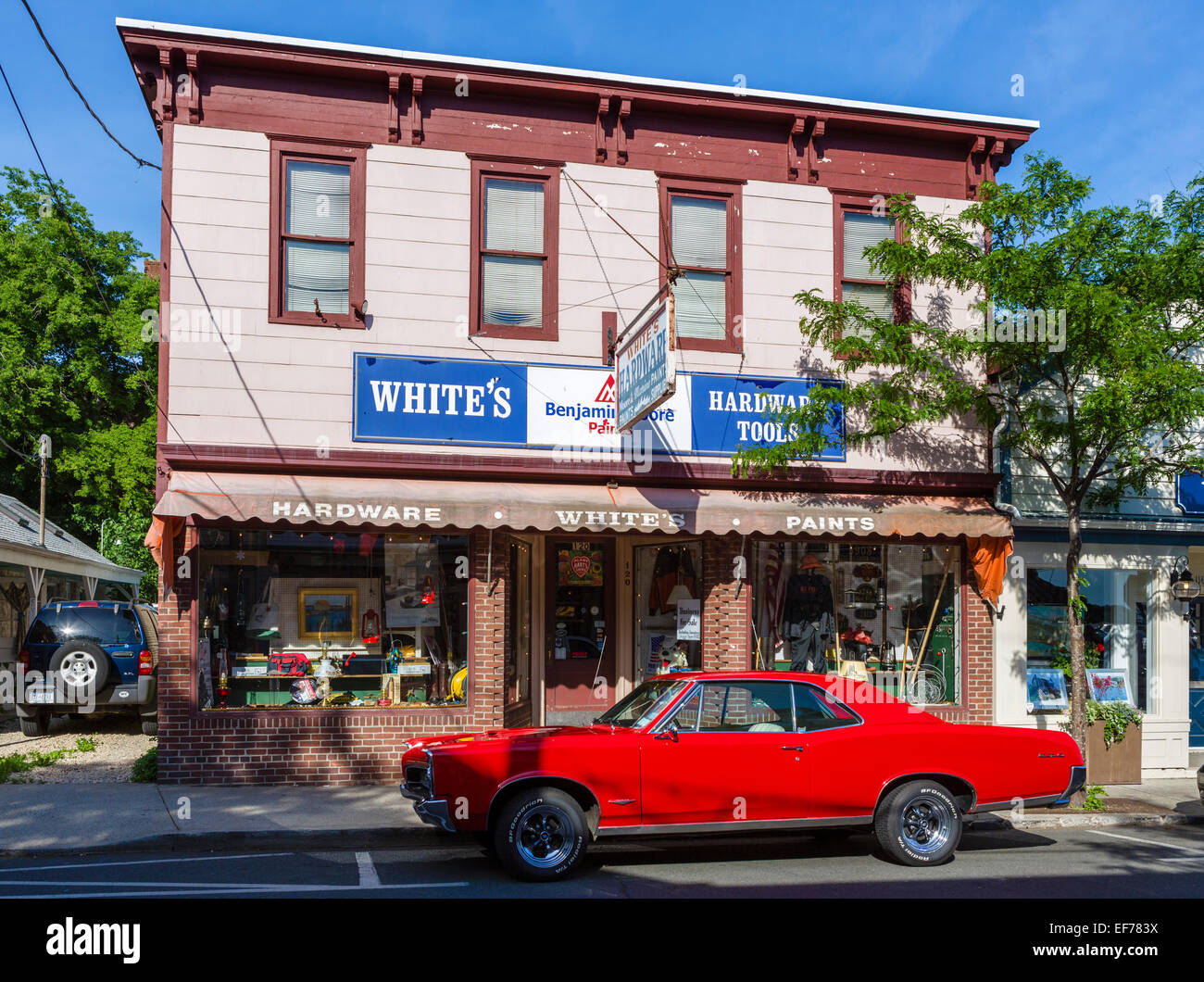 Une Pontiac GTO stationné à l'extérieur d'un magasin sur la rue principale dans le village de à Greenport, comté de Suffolk, Long Island, NY, USA Banque D'Images