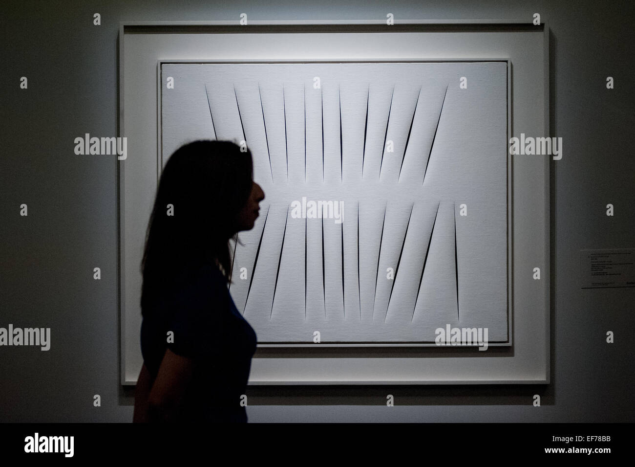 Londres, Royaume-Uni. 28 janvier, 2015. Sotheby's : un employé ressemble à 'Concetto Spaziale, attentes' par Lucio Fontana (est. £24-26m) au cours de la vue de la presse les impressionnistes et modernes, Surréalisme et Art Contemporain vente estimée à plus de £233 millions de Crédit : Piero Cruciatti/Alamy Live News Banque D'Images