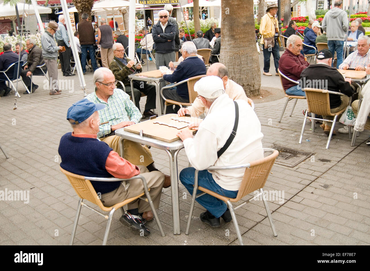 De vieux hommes jouant aux dominos dans une place de la ville spainsh espagne Gran Canaria activité retraite retraite capitale Las Palmas Banque D'Images