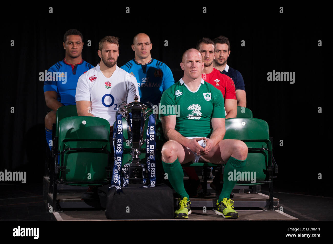 Club de Hurlingham, W., Londres, Royaume-Uni. 28 janvier, 2015. Le capitaine de l'équipe avec le trophée du Tournoi RBS 6 Nations. De gauche à droite : Thierry Dusautoir, France ; Chris Robshaw l'Angleterre ; Sergio Parisse, Italie ; Paul O'Connell en Irlande ; Sam Warburton Wales ; Greig Laidlaw en Écosse. Credit : Malcolm Park editorial/Alamy Live News Banque D'Images