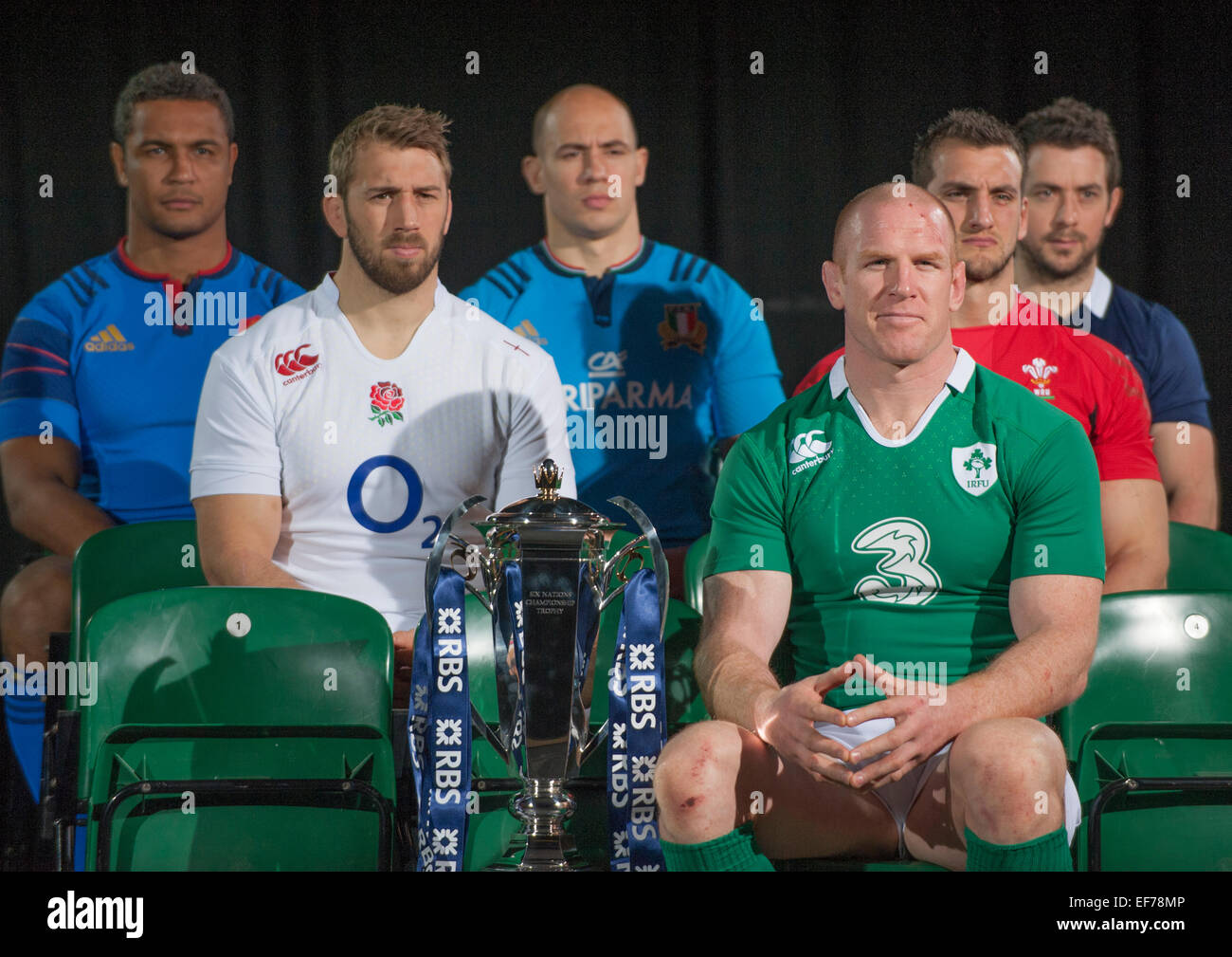 Club de Hurlingham, W., Londres, Royaume-Uni. 28 janvier, 2015. Le capitaine de l'équipe avec le trophée du Tournoi RBS 6 Nations. De gauche à droite : Thierry Dusautoir, France ; Chris Robshaw l'Angleterre ; Sergio Parisse, Italie ; Paul O'Connell en Irlande ; Sam Warburton Wales ; Greig Laidlaw en Écosse. Credit : Malcolm Park editorial/Alamy Live News Banque D'Images