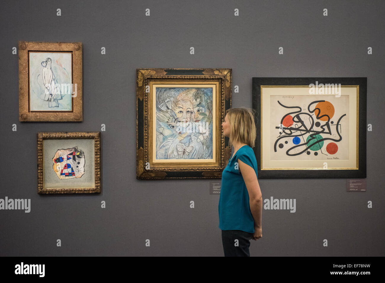 Londres, Royaume-Uni. 28 janvier, 2015. Sotheby's : un employé examine les œuvres surréalistes de Max Ernst, Joan Miró et Francis Picabia durant la vue de presse du surréalisme, impressionniste et moderne et d'Art Contemporain vente estimée à plus de £233 millions de Crédit : Piero Cruciatti/Alamy Live News Banque D'Images