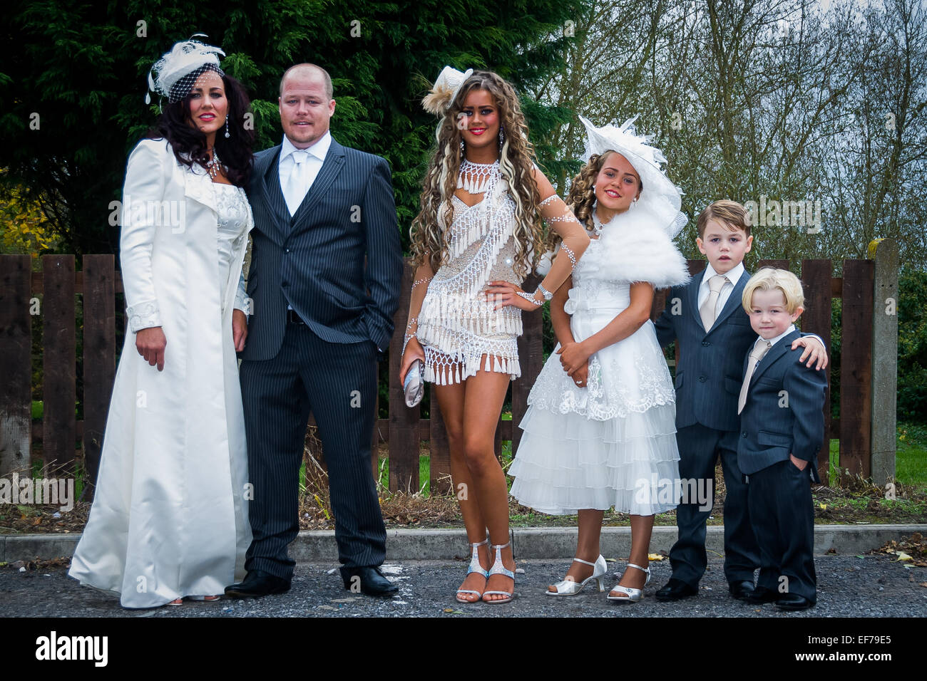 Famille Gitane sur le point d'aller au mariage Banque D'Images